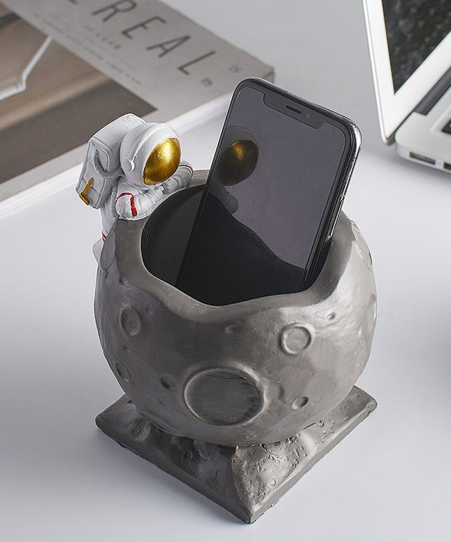Space Capsule Astronaut Pen Holder – Minimal but Make It Cosmic 🚀🖤