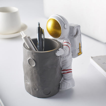 Space Capsule Astronaut Pen Holder – Minimal but Make It Cosmic 🚀🖤