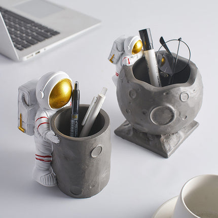 Space Capsule Astronaut Pen Holder – Minimal but Make It Cosmic 🚀🖤