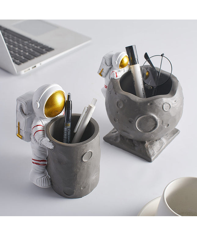 Space Capsule Astronaut Pen Holder – Minimal but Make It Cosmic 🚀🖤