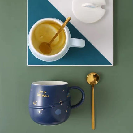 Planet & Stars Mug 🌌 – With Lid, 4 Colours