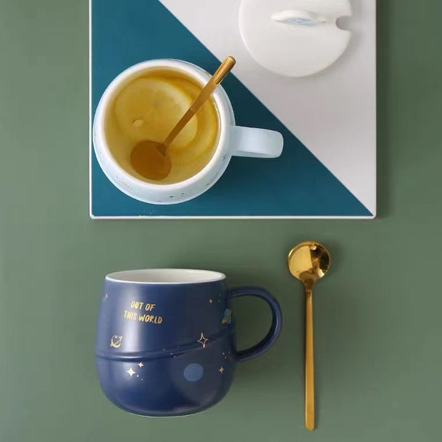 Planet & Stars Mug 🌌 – With Lid, 4 Colours